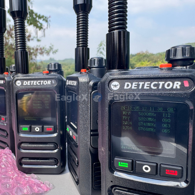 1.5-2KM FPV portatile Detettore di droni rilevamento 8001500MHz、24002485MHz、57255850MHz 0